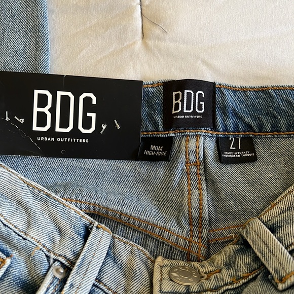 NWT Urban Outfitters Mom-High Rise Jeans Size 27 - Picture 2 of 6